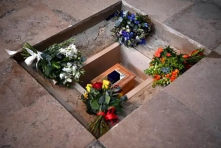 骨灰安葬女儿必须去吗？