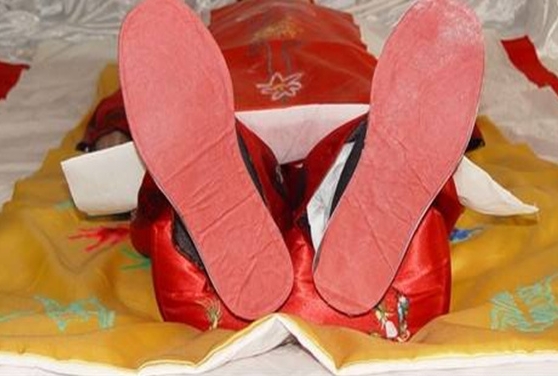 老人去世后谁负责穿寿衣？