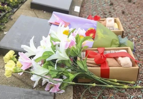 骨灰盒下葬红布要不要拿掉