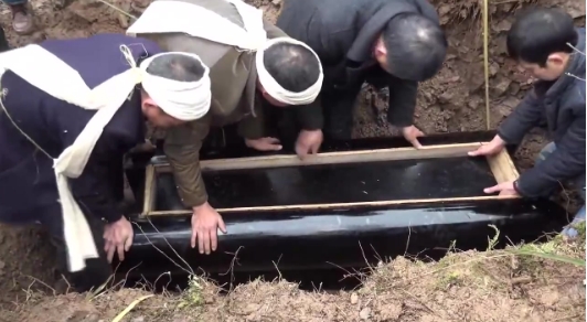 棺材里可以放佛像吗