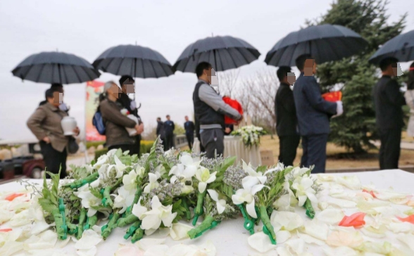 骨灰盒打黑伞是什么意思？由谁来打？