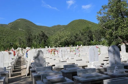 华夏陵园在什么位置？