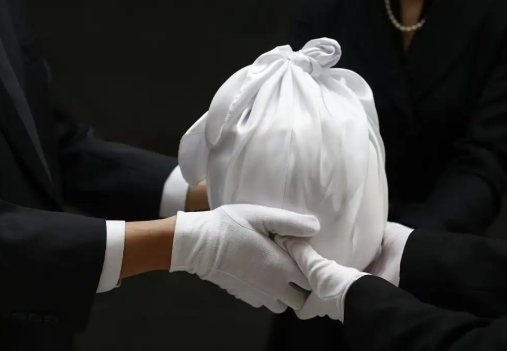 拿骨灰盒有什么讲究