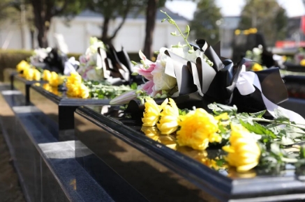 老人下葬女儿应不应该去